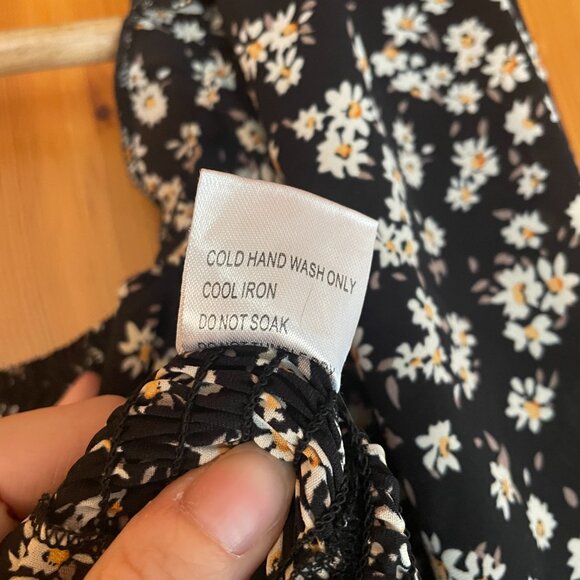 Size 4 Love Triangle (ASOS) long sleeve tie front ditsy floral crop top - Picture 5 of 5